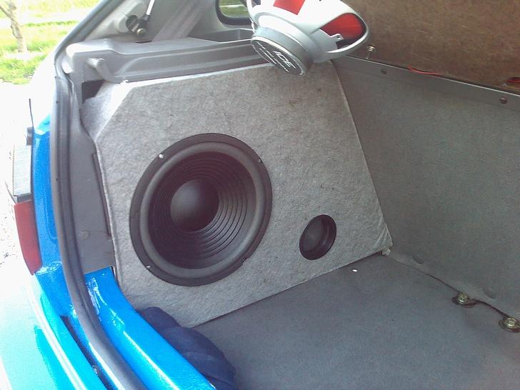 Nissan Micra K10 - Død - Bas Kasse af 8mm krydsfiner og noget fibertex jeg fandt, så 100% gratis og meget praktisk.. :) billede 16