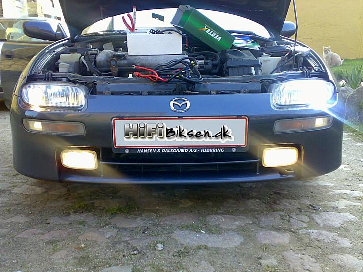 Mazda 323F BA - Xenon bliver monteret først den ene.... Tågelygterne skal vist også have en tur.. ligner jo at nogen har tisset i dem nu..  billede 9