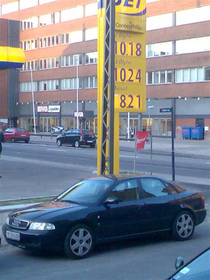 Audi A4 på SU (Solgt) - Hjemme i København holder Audien for det mest stille, der er ikke brug for at køre rundt i den herinde. Synd for motoren med korte ture og 12 km/l er desuden en udfordring på SU, selvom det er dét værd :-)  billede 8
