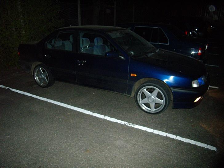 Nissan Primera 1,6 LX PLUS - Om natten, med de gamle fælge billede 9