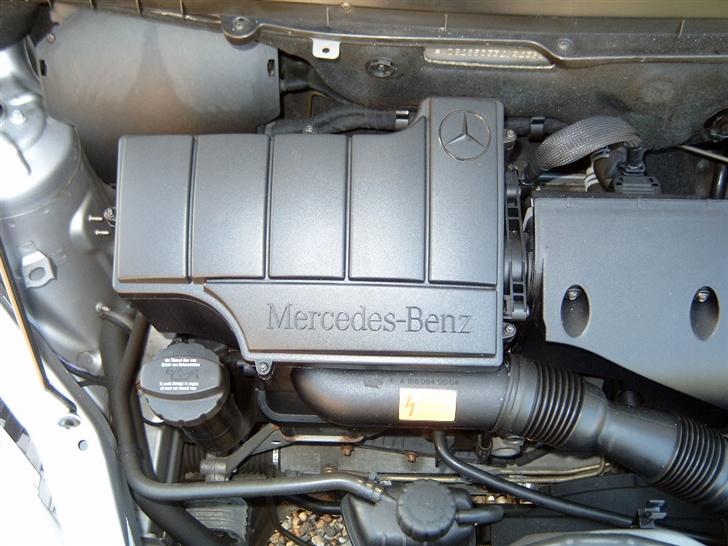 Mercedes Benz A160  1999  * SOLGT * - Lige et billede af luftfilterhuset, med LOGO billede 8