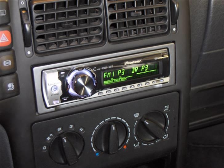 VW Polo 6n  - Den nye radio der styre lyden. Den har bluetooth så jeg kan snakke håndfrit billede 13