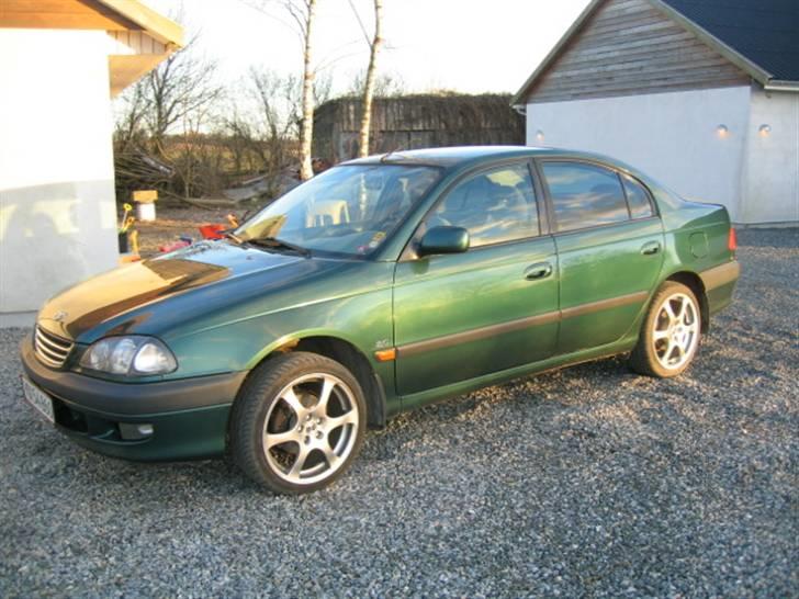 Toyota Avensis 2.0 Sol (solgt) billede 1