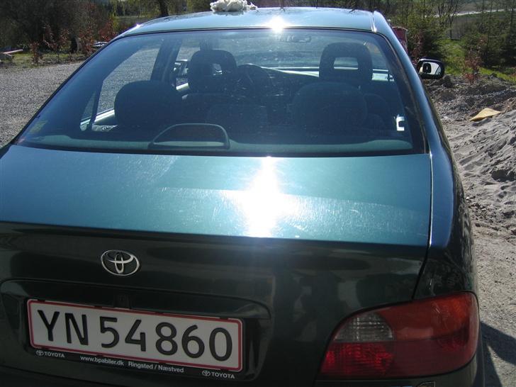 Toyota Avensis 2.0 Sol (solgt) - her ses forskellen på en poleret og en upoleret bagklap - det hjælper en del billede 5