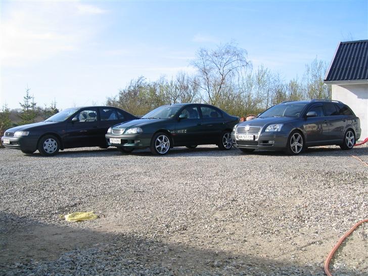 Toyota Avensis 2.0 Sol (solgt) - Fra dagen efter vi hentede bilen, bilen til venstre er byttet ud med en tilsvarende 5-dørs og den anden Avensis blev hentet 27.4 :-(  billede 7