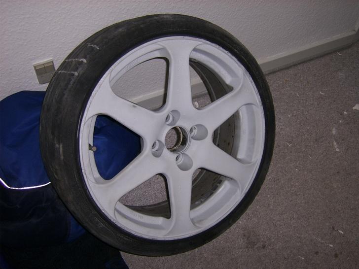 Mazda ...::323 F::... solgt - de nye fælg jeg ska havde på.. har glas blæst det og ska havde malet det blank sort inde de kommer på ;) billede 5