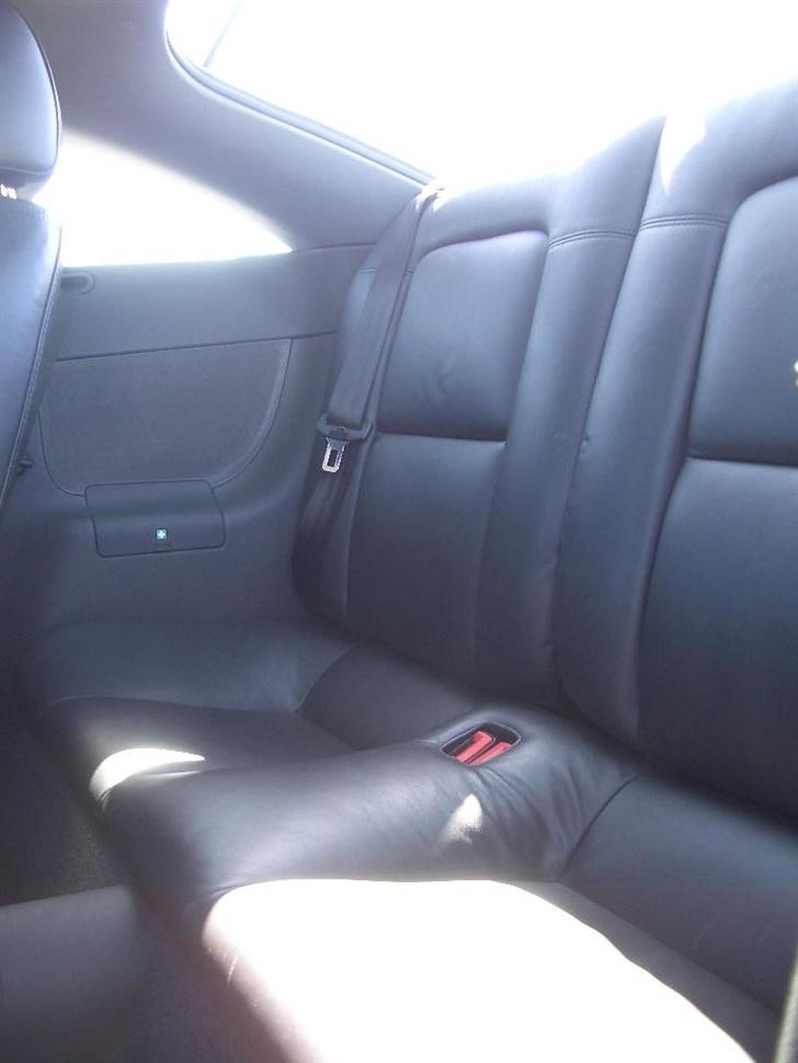 Audi TT Coupé [SOLGT] - Her er der dog ikke ret meget komfort, men der er da i det minste et bagsæde. Ikke lige som min gamle Del Sol, der var ingenting billede 10