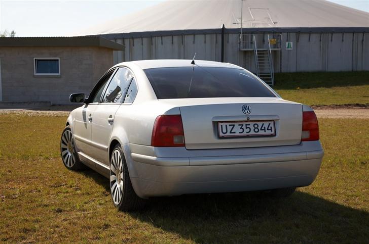 VW Passat 3B *solgt* - så blev der malet kofangere og dørlister billede 12