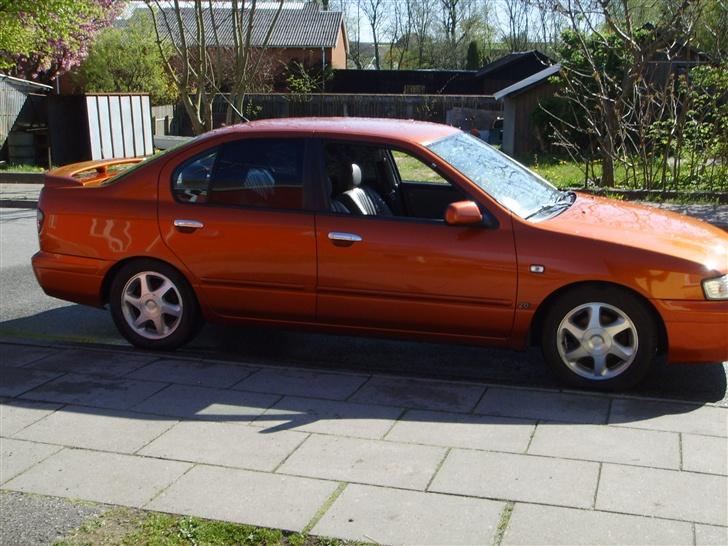 Nissan primera SE - her ses den fra siden.. helt std da jeg fik den. har dog side sørter til at ligge..  billede 17