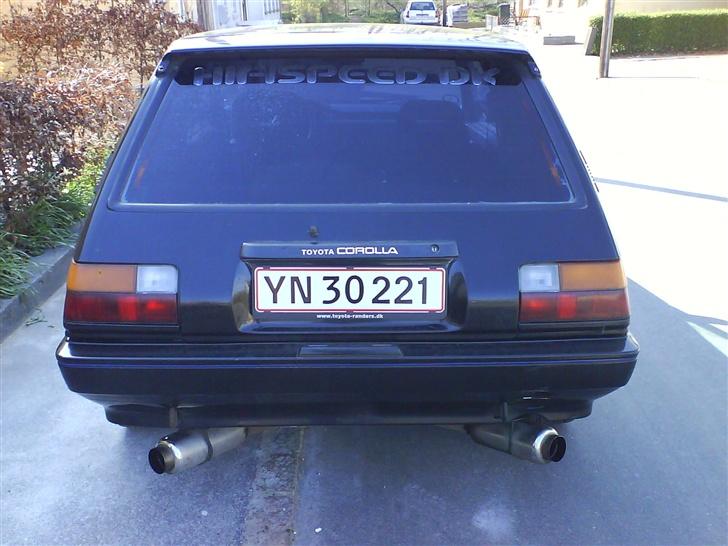 Toyota corolla gt (ae82)  - udstødning er lavet om og streameren er pillet af..! sys bare det var meget sjovt med hvor grim den var da jeg overtog den :D billede 3