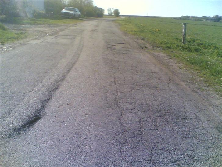 Ford sierra xr4i 2,8i v6 død - selv om at det ene hjul ikke er på asfalt laver den brænder på begge billede 10