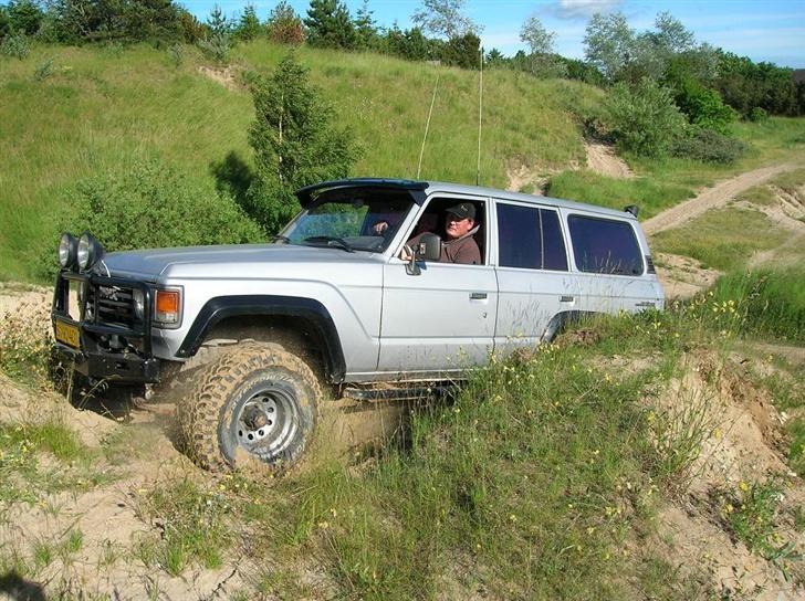 Toyota landcruiser hj 61 - Her føler jeg mig godt til pas,i min bil og i tærren.. billede 1
