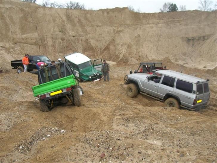 Toyota landcruiser hj 61 - Her er jeg i sorø og køre i april 07. det vil sige at lige på det her billede sidder jeg ret godt fast. billede 4