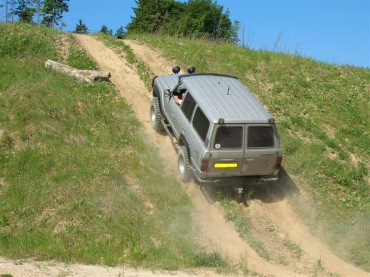 Toyota landcruiser hj 61 - 2 lav gear og så bare der op af..yehaa! billede 5