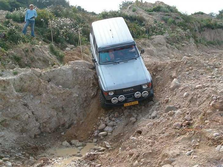 Toyota landcruiser hj 61 - her den med den gamle spil front på, hvor der sad 4 Rally 3000 på.. den sad bare for langt fremme. billede 6