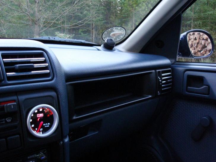 Opel Vectra A -=Solgt=- - Det originale ur gik i stykker, så det måtte erstattes med en omdrejningstæller :) billede 7