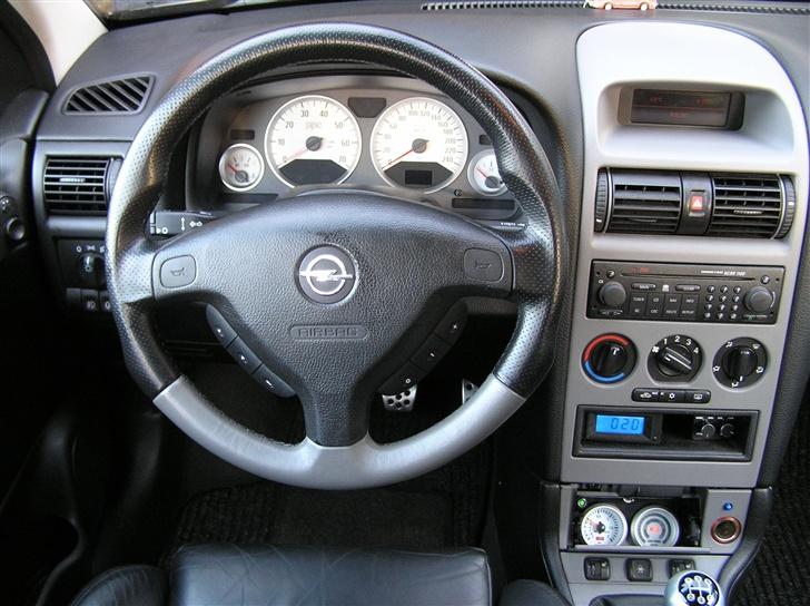 Opel Astra G OPC Turbo, St.car - SOLGT - I midterkonsollen er der bygget ekstra instrumenter ind. Bla. ladetryksur, lamdamåling og udstødningstemperatur. Så er der altid styr på hvad motoren får at spise  ;-) billede 8