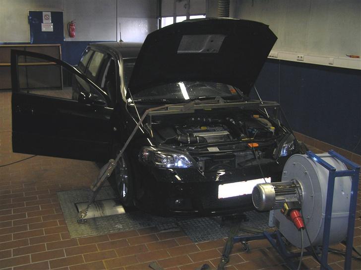 Opel Astra G OPC Turbo, St.car - SOLGT - Nede hos EDS. Selvom der var stropper under bunden på bærearmene, så kunne den ikke stå fast, så der kom også lige ekstra stropper indover motoren :-) billede 11