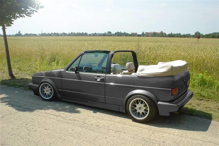 VW Golf 1 Cab - Sådan skulle den gerne komme til se se ud. Koksgrå med beige/lysebrun kabine billede 1