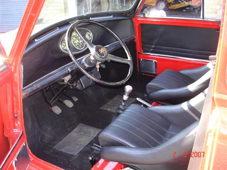 Austin-Morris COOPER - Spartansk indretning.  Der kommer også en stor omdr. tæller lige foran rattet. billede 17