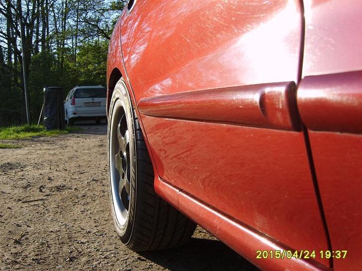 Hyundai Elantra Stc  - Bagskærmen... Det er sku en fin farve, der dog godt kunne trænge til en polereing billede 3