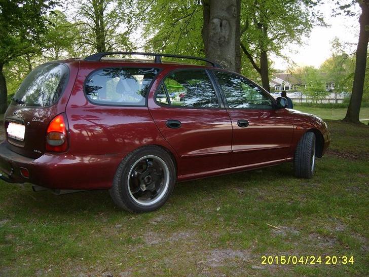 Hyundai Elantra Stc  - Den ser sku da godt ud der inde i mellem alle de store træer billede 7