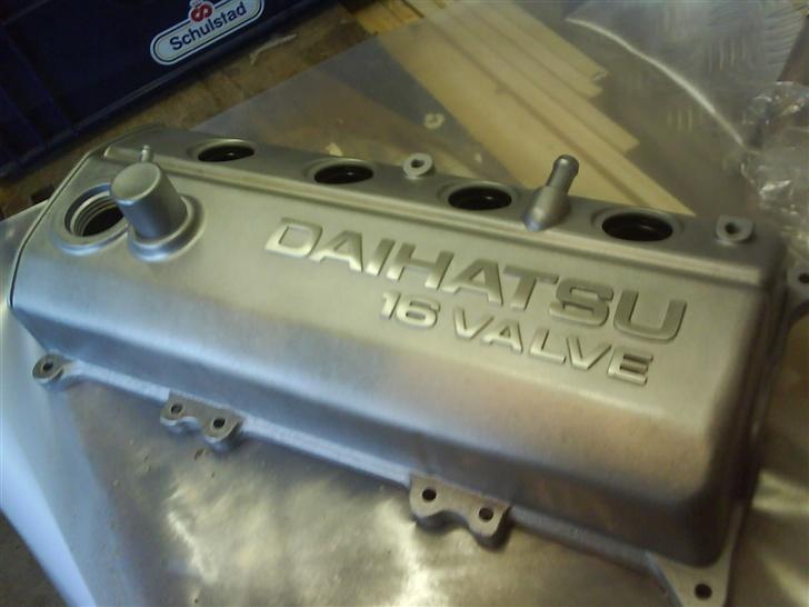 Daihatsu Charade "solgt" - Samme tur til ventildækslet fra 1.6 maskinen´ billede 13