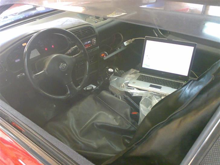 Nissan Sunny 2,0 GTi-(R) - kabinen når vi piller... billede 8