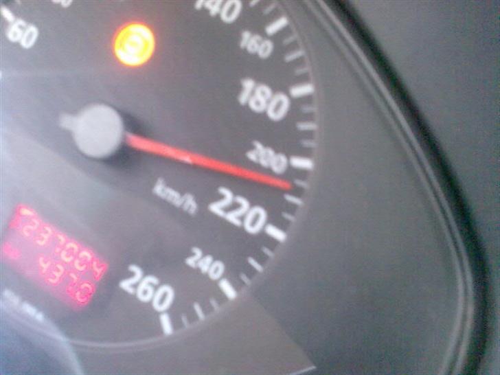 Audi A4 på SU (Solgt) - På Autobahn kan man strække benene, såsom at tilbagelægge 600 kilometer med 200 km/t legalt. Ikke dårlig af en lille og ældre 1.6. Det kan tydeligvis kun betale sig at køre en motor pænt og rolig til dagligt og servicerer den ofte :-)  billede 11