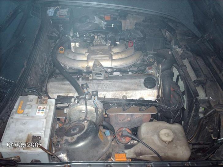 BMW 325IA Touring ( SOLGT ) - Her kan man se gas anlægget tæt ved batteriet.... billede 6