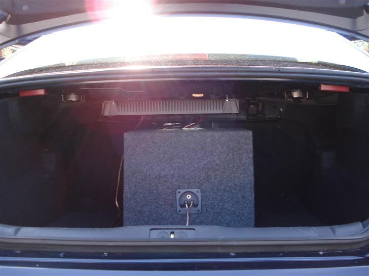 Peugeot 406 - begage rum. en lille sub og forstærker der hænger. billede 9