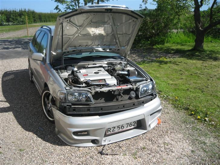 Volvo V40 CarZone "Solgt" - Front skørtet bliver monteret igen efter et møde med en kantsten billede 14