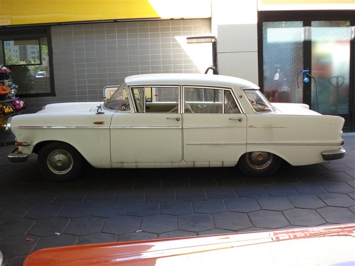 Opel Diplomat Limosine 5,4 V8 - Opel Kaptajn 2,6. Det var maskinen der kørte os til Berlin. Og nej den er ik så lav normalt, den er fyldt med reservedele til Diplomaten :-) billede 8