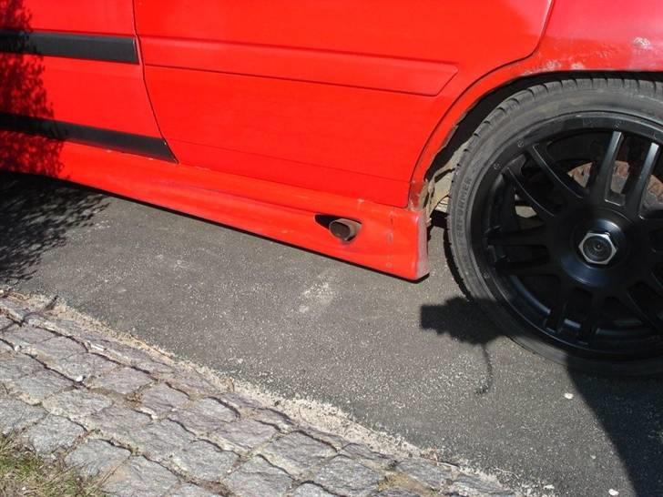 Mazda 323f - solgt - side pipe billede 2