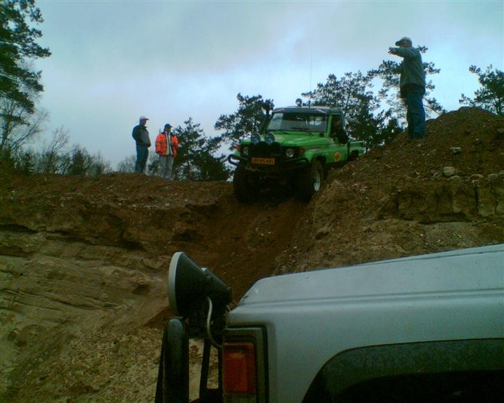 Toyota landcruiser hj 61 - ja, han kører ud over,og det går fint..;-) billede 7