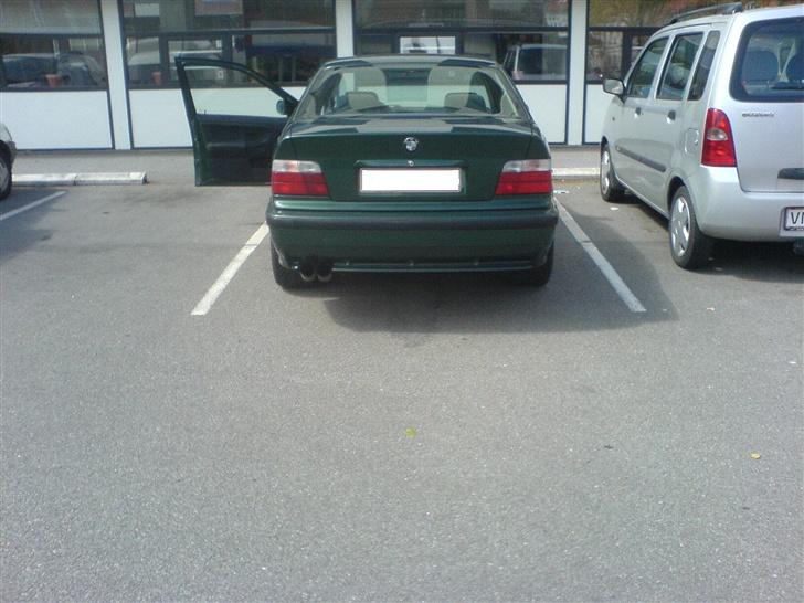 BMW E36 320i Aut. SOLGT - Ser ond ud med de fælge bagfra også, selvom de ikk er specielt brede :D billede 13