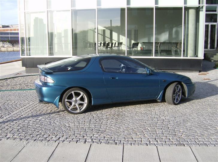 Mazda MX 3 "SOLGT" - Fra siden, med Odense havn i baggrunden billede 1