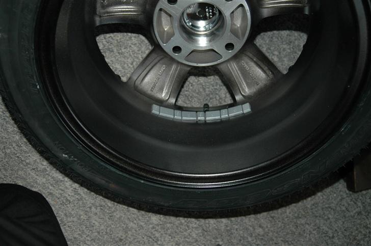 Mazda 323 1.5 LX Skrottet - de nye dæks afbalancering, de må godt nok være skæve siden der er så meget billede 10