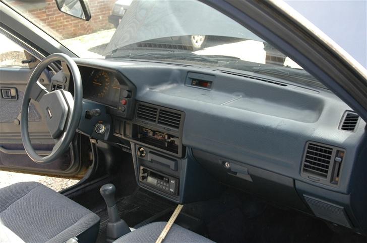 Mazda 323 1.5 LX Skrottet - kabinen inden montage af A-stolpe udstyr billede 14