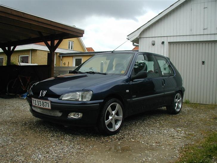 Peugeot 106 zen - øjenskygger, tågelygter og tagspoiler er kommet på. billede 11