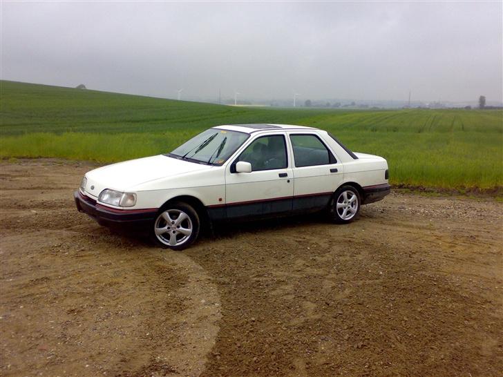 Ford Sierra 2,0 Plaza [SOLGT] - Lavede lige en pæn rund cirkel med vognen.... På billedet kunne det godt se ud som den er forhjulstrukken, men self nej.... billede 1
