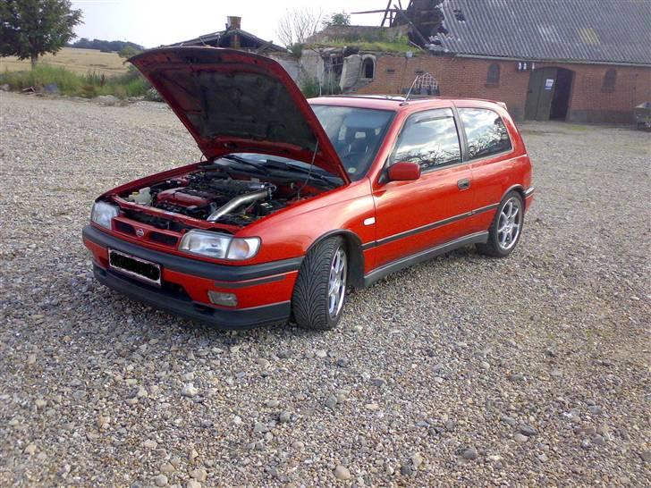 Nissan Sunny 2,0 GTi-(R) - beklager baggrunden.... sådan kan det jo gå. billede 10