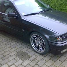 BMW 325 i 24v solgt