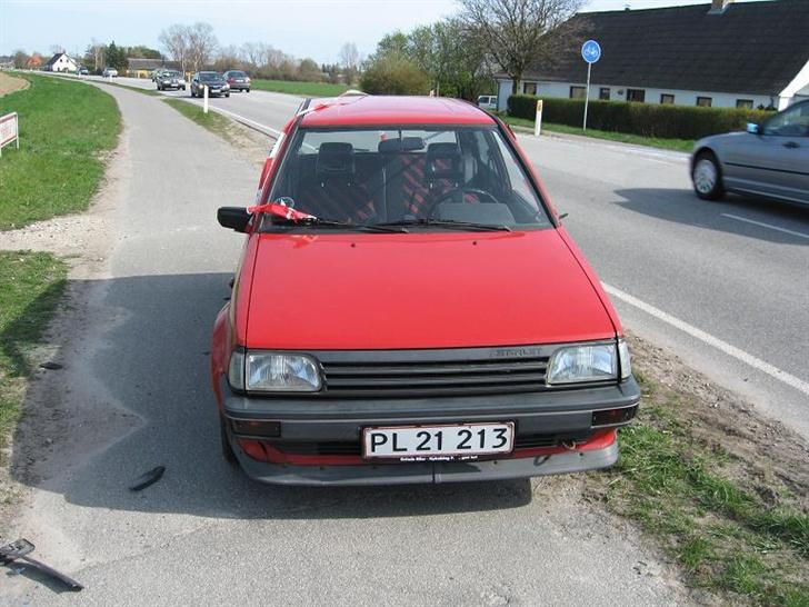 Toyota Starlet *DØD* - Den kunne ikke holde til at VW toureg V10 kørte ind i siden på den :( billede 8
