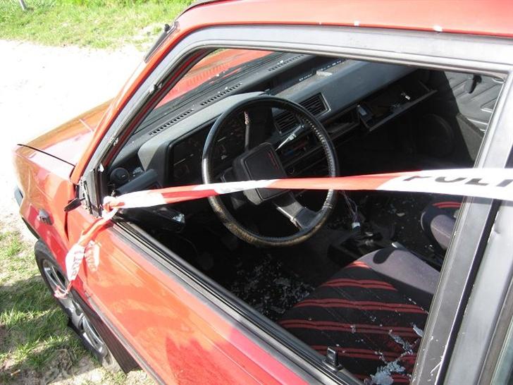 Toyota Starlet *DØD* - Sidespejlet røg gennem ruden billede 14