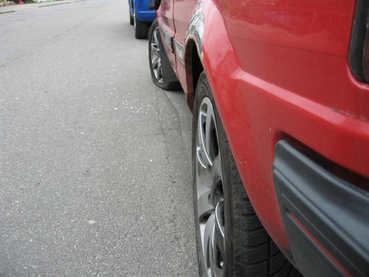 Toyota Starlet *DØD* - Bagerste hjul i venstre side. Man kan sammeligne det næste billed og det. Så kan man se hvor skæv det er. billede 18