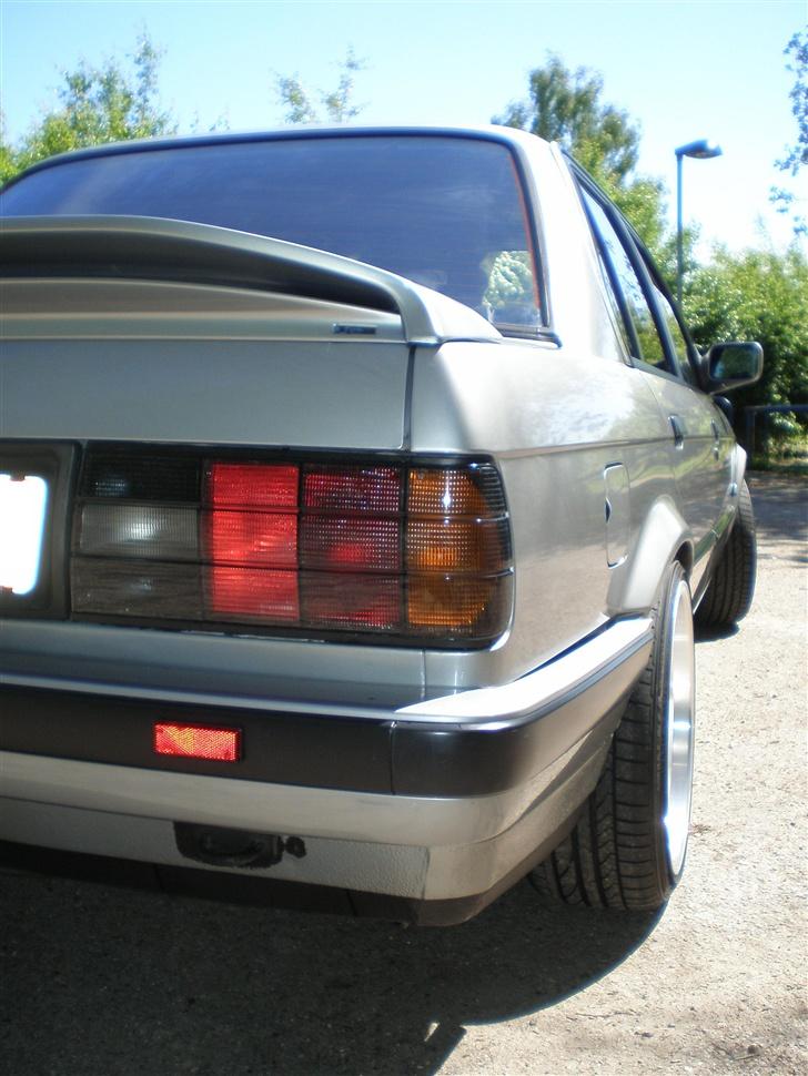 BMW 320i E30 *SOLGT* - Dejlige brede fælger, synes sgu de passer rigtig godt til den bil.. :D billede 8