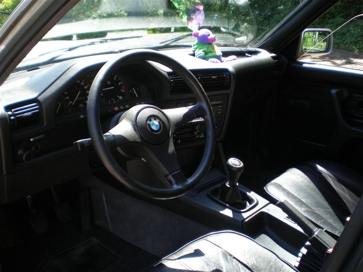 BMW 320i E30 *SOLGT* - Læder kabine, desværre med nogle fejl, men kan laves.. ;) billede 9