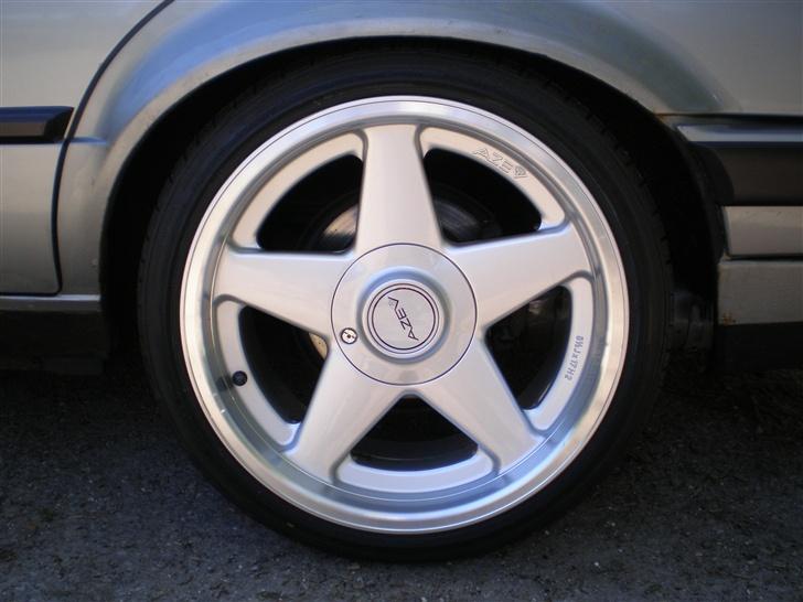 BMW 320i E30 *SOLGT* - 325i bagtøj, så der er skiver i bag os... ;) billede 12