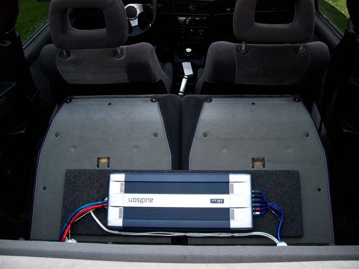 Opel Kadett Cab Solgt - Forstærker gemt bag bagsæderne billede 6